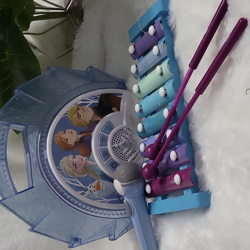 Frozen Music Sing a Long with microphone and Frozen themed Xylaphone.